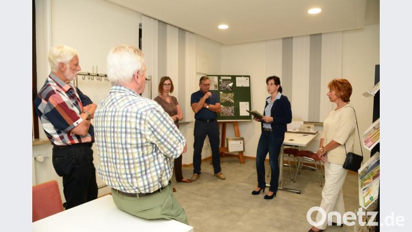 Eine eher kleine Gesprächsrunde erörtete mit Bürgermeisterin Tanja Schiffmann (2. von rechts) die Ausgestaltung und die Nutzungsmöglichkeiten des Bürgertreffs im Benefizium. Bild: bey