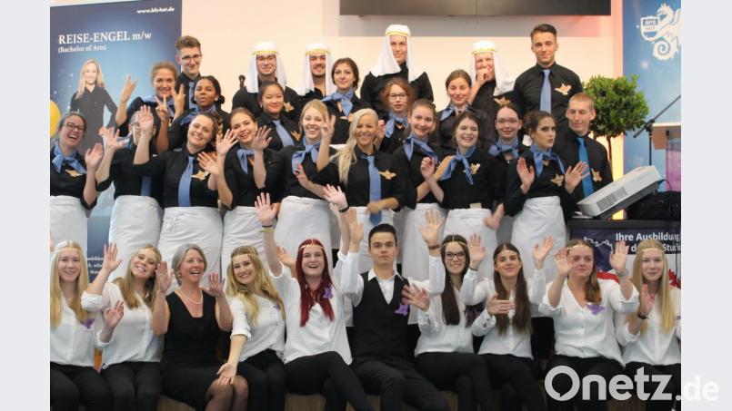 Knapp 100 Schülern besuchen derzeit die Berufsfachschule für Hotel- und Tourismusmanagement Wiesau. Das Bild zeigt einen Teil davon und beweist, dass die Schüler mit Spaß bei der Sache sind.	Bild: exb Bild: exb