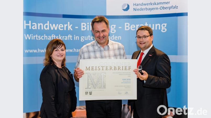 Metzgermeister Josef Weiß (Mitte) aus Pullenreuth erhielt von Kammervizepräsidentin Kathrin Zellner und Geschäftsführer Alexander Stahl den Goldenen Meisterbrief. Bild: exb