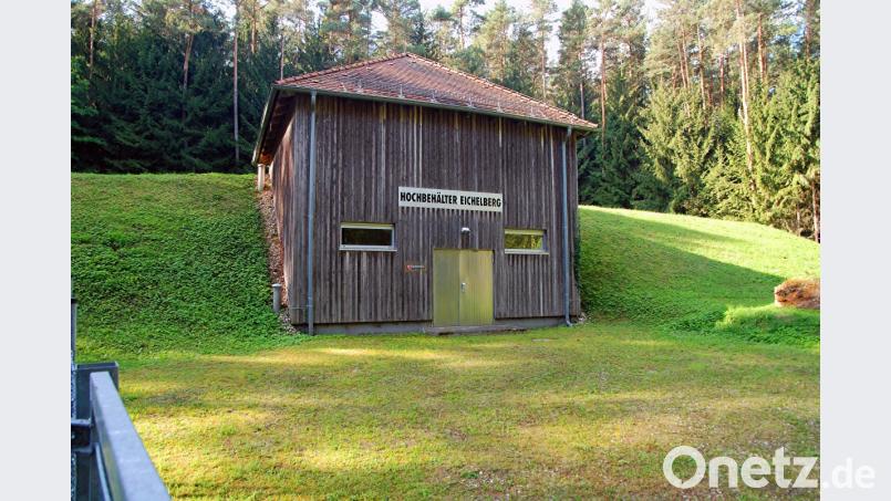 Auf diesem Gebäude mit Umgriff ruhen alle Hoffnungen. Der Hochbehälter am Eichelberg muss für mindestens vier Wochen die komplette Wasserversorgung von Sulzbach-Rosenberg übernehmen. Sein Wasserreservoir umfasst 3000 Kubikmeter. Das sind drei Millionen Liter – verteilt auf zwei Kammern. Bild: Andreas Royer