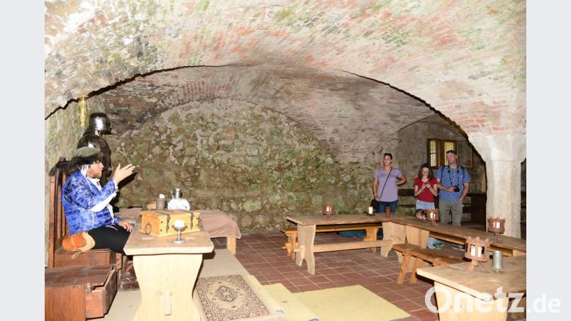 &quot;Jörg von Leuchtenberg&quot; erklärt der Gruppe die Geschichte der Burg Leuchtenberg. Bild: bey