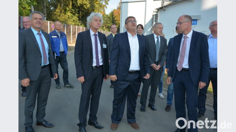 Auf dem Weg zur neuen Abgasreinigungsanlage der Firma Schott. Mit dabei waren (von links) Bürgermeister Roland Grillmeier, Landrat Wolfgang Lippert, Harald Birner, Dr. Volker Trinks und Standortleiter Stefan Rosner (alle Schott). Bild: jr