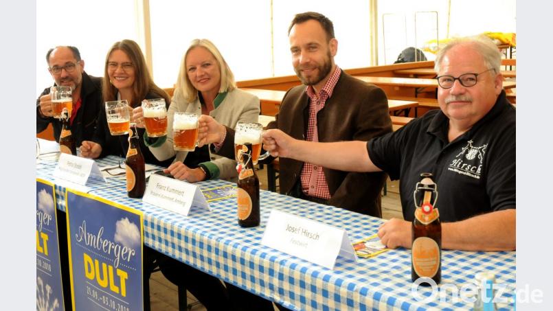 Sie stoßen auf eine erfolgreiche Michaeli-Dult an (von link): Dult-Platzmeister Markus Bayer, Dult-Koordinatorin Maria Frank, Petra Strobl vom Veranstalter ACM, Bräu Franz Kummert und Festwirt Josef Hirsch. Bild: Stephan Huber
