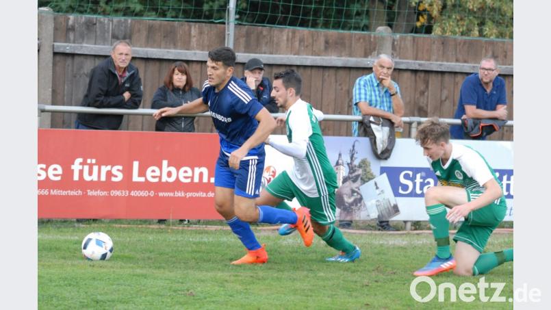 Kevin Krassa (Mitte) fehlt dem SV Mitterteich am Sonntag im Heimspiel gegen den FC Coburg. Bild: Rudi Gebert
