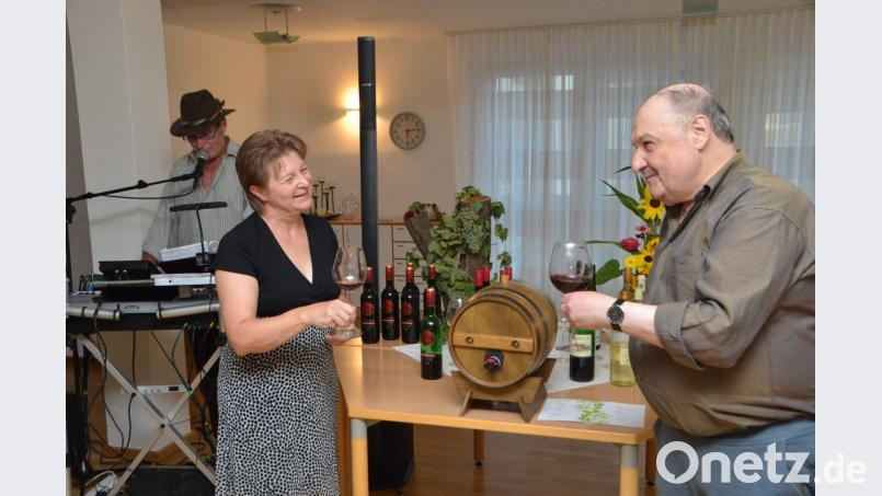 Auf ein Wohl. Heimleiterin Rita Gilch prostet ihrem Heimbewohner Hermann Kick (rechts) zu. Richard Wagner (links) liefert die passende Musik zum Weinabend. Bild: dob