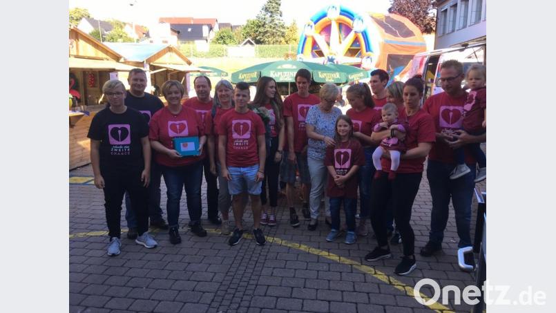 Bild der Familie von Markus Graf aus dem Schwarzwald: Die extra nach Ebnath gekommen ist um bildlich zu zeigen wie wertvoll diese Lebensspende ist. Denn ohne unsere Sandra Schmelber (3.v.li) wäre Markus (vorne 6.vlinks) nicht mehr am Leben Bild: soj