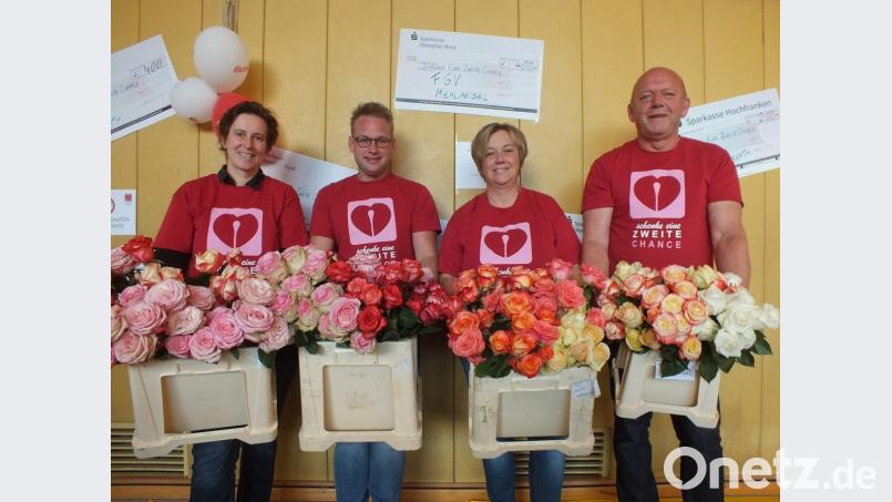 500 Rosen verteilten die Organisatoren an die Gäste: v-links: Karin Pöllath, Johannes Bauer, Sandra Schmelber. Bild: soj
