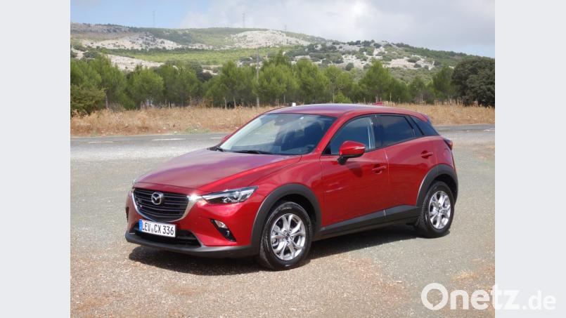 Die meisten Kunden kaufen den CX-3 wegen des Designs und wählen dann auch gleich die beste Ausstattung. Nach dem Facelift steht das kleine SUV noch stämmiger da. Neu ist die Farbe Magmarot-Metallic. Bild: Michael Ascherl