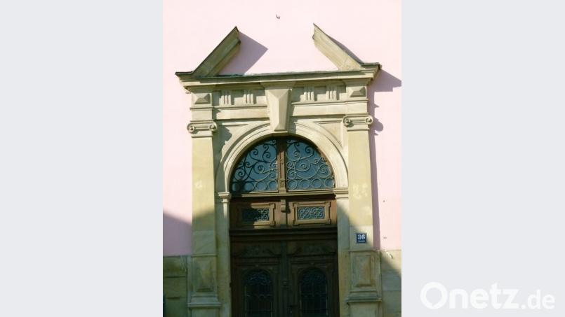 Über dem Haupteingang des ehemaligen Vermessungsamts war in dessen Anfangszeit eine Uhr angebracht. Nur ein Haken erinnert noch daran. Der Stadtrat wird zu gegebener Zeit darüber befinden, ob das Portal wieder eine Uhr erhalten soll. Bild: rn