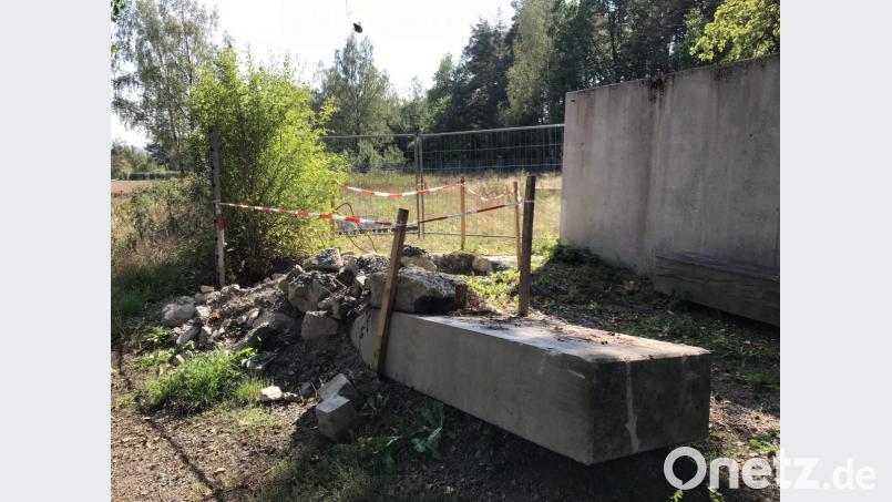 Die Baustelle ruht, und das seit Monaten. Am Eingangsbereich zum neuen jüdischen Friedhof geht nichts voran. Die Erneuerung von Fundament und Mauer ist ein Versicherungsfall - und das dauert. Bild: Porsche