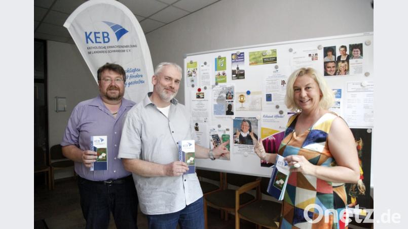 Geschäftsführer Hartmut Meyer und die beiden Vorsitzenden Robert Glöckl und Christine Franke (vopn llinks) stellten das neue Programm der Katholischen Erwachsenenbildung vor. Bild: Hirsch