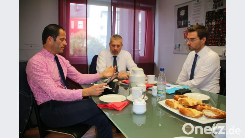 MdB Albert Rupprecht (von links), Peter Hofmann und Stephan Oetzinger diskutieren Rentenprobleme. Bild: jrh