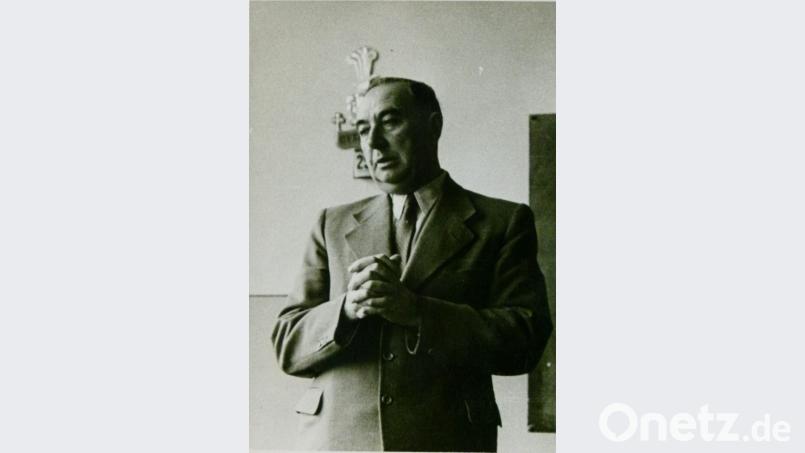 Edmund Langhans ist erster Schulleiter. Der Schnappschuss, bei dem der Pädagoge händeringend auf die Antwort eines Schülers wartet, entstand beim Mathematikunterricht. Bild: rn