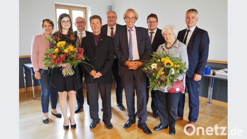 Geschäftsführerwechsel beim VdK-Kreisverband Weiden: Auf Siegmund Bergmann (vorne, Dritter von links) folgt Sarah Kellner (vorne, links). VdK-Bundesehrenvorsitzende Ulrike Mascher (Zweite von rechts) und Kreisvorsitzender Josef Rewitzer (Vierter von links) gratulieren. Bild: Bühner