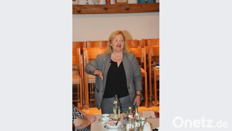 Uschi Aschoff referiert zum Thema „Wie war das mit der Schuld?“. Bild: rpp