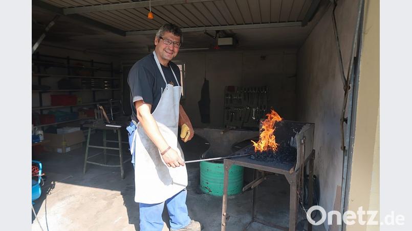 In der offenen Feuerstelle, der Esse, erhitzt Uwe Heider seine Werkstücke auf über 1000 Grad. Bild: bsc