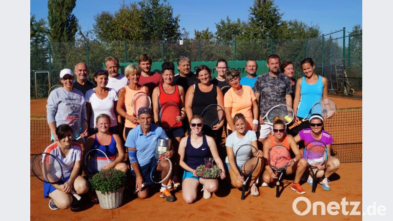 Das Tennis-Mixed-Turnier macht allen Beteiligten viel Spaß. Bild: du