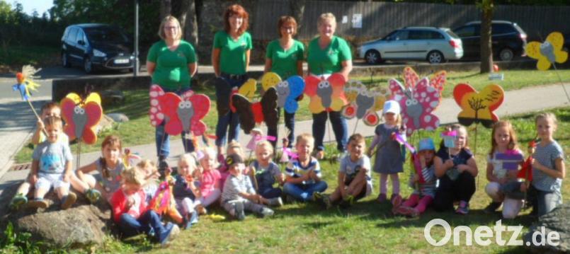 Über freche Kartoffelkönige freuten sich die Kinder und mit ihnen das Vorstandsteam Nicole Spachtholz, Anita Dietl, Martina Irlbacher und zweite Vorsitzende Hildegard Lingl (von links). Bild: bej