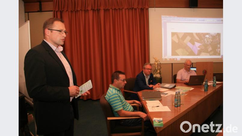 Martin Schmid (links), Geschäftsführer der "Steinwald-Dorfladen GmbH", informiert im Marktrat über den rollenden Supermarkt. Bild: wro