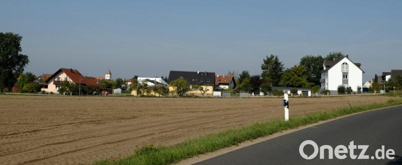 Im unmittelbaren Anschluss an die Bebauung im Brensdorfer Weg entsteht in östlicher Richtung ein neues Baugebiet der Gemeinde Stulln. Das Areal umfasst 1,44 Hektar mit 15 Parzellen in der Größenordnung von rund 600 bis 800 Quadratmetern. Laut Zeitfenster könnten bereits im Frühjahr 2020 die ersten Häuser entstehen.
Die Parzellierung stammt vom Planungsbüro Renner + Hartmann Consult und ist als Ergänzung zur Bildansicht gedacht. Bild: ohr