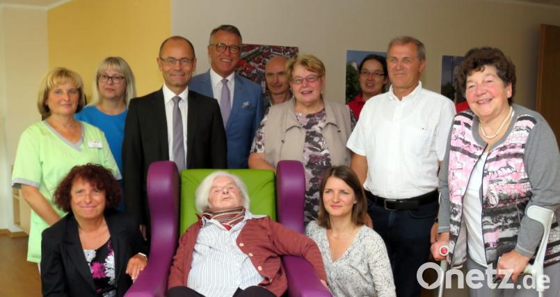 Teresia Menner (sitzend im Sessel) feiert ihren 100. Geburtstag im Kreise ihrer Familie im Seniorenheim „Haus Ziegelanger“ in Tirschenreuth. Bild: ubb