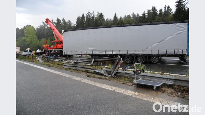 Der Lastwagen walzte die Mittelleitplanke auf einer Länge von etwa 50 Metern nieder. Bild: gf