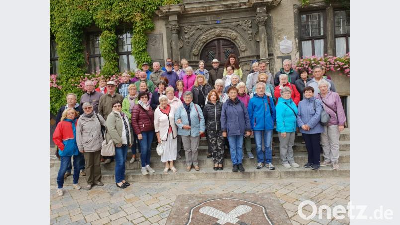 Geschichten und Sagen, Romantik, Natur und Kulturerbe-Stationen sind in das Programm einer abwechslungsreichen Harz-Reise gepackt. Unser Bild zeigt Manfreds Reisefreunde vor dem historischen Rathaus in Quedlinburg. Bild: do