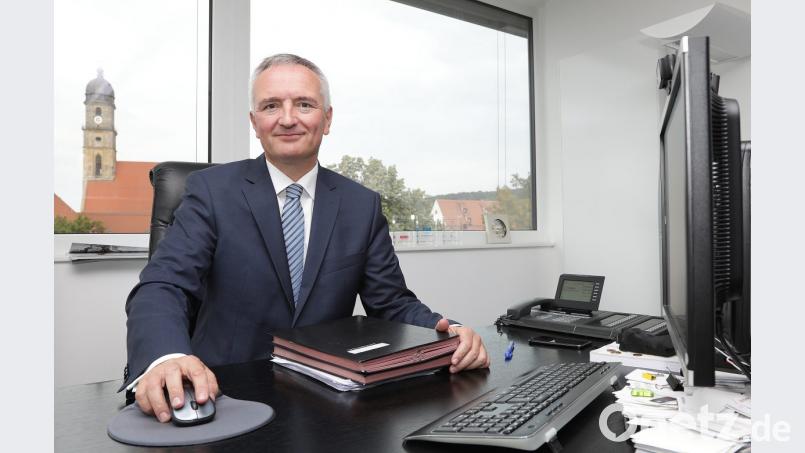 Harald Schwartz am Schreibtisch in seinem Büro am Amberger Kurfürstenring. Im Hintergrund der Turm der Martinskirche. Die AZ befragte den Stimmkreisabgeordneten zu den Erfahrungen in seinen fünf Jahren im Landtag. Bild: Wolfgang Steinbacher