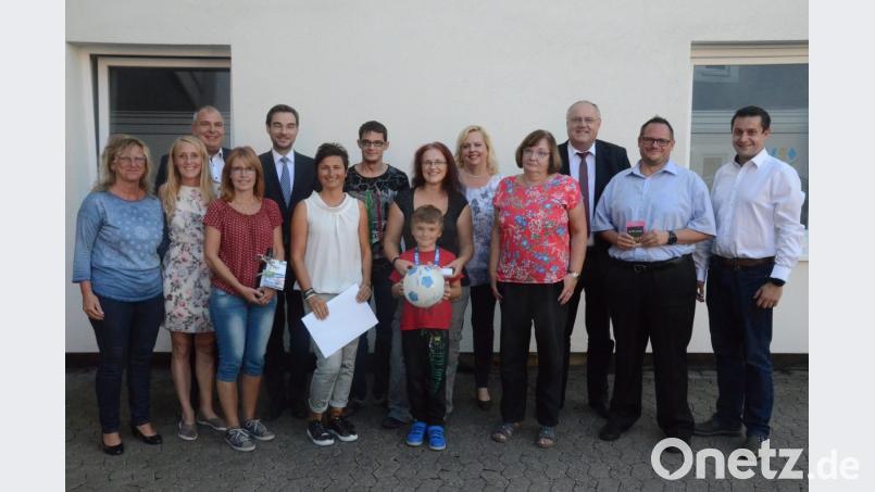 Die Vertreter der CSU-Kreisverbände übergeben die Preise an die glücklichen Gewinner. Bild: Kunz