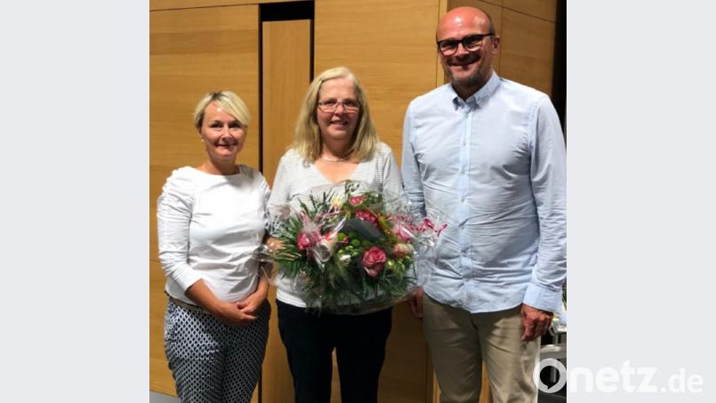 Bürgermeister Maximilian Beer und die zuständige Sachbearbeiterin Ulrike Lehner verabschiedeten Kindergartenleiterin Katharina Reckerziegel (Mitte) in den Ruhestand. Bild: Markt Schwarzhofen