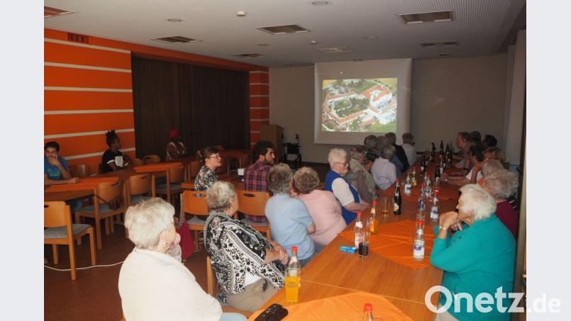 Im Eslarner Pfarrheim unternehmen die Teilnehmer eine Quizreise durch den Landkreis Neustadt und lernen viele Sehenswürdigkeiten kennen. Bild: gz
