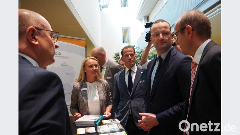 Wegen 30-minütiger Verspätung gab es für Bundesgesundheitsminister Jens Spannur einen ganz kurzen Rundgang durch die Ausstellungstände am Informationstag des Klinikums Weiden Bild: Bühner