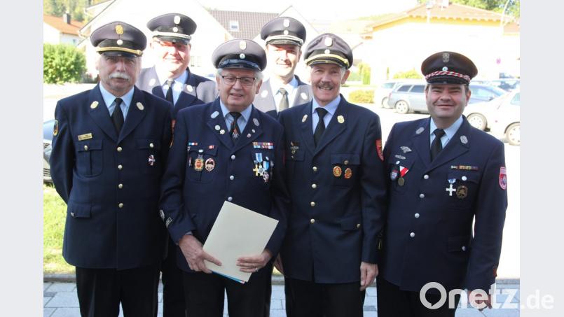 Anton Herrmann (Dritter von links) im Kreise seiner Gratulanten: Kurz davor erhielt er das Verdienstkreuz in Gold des Feuerwehrverbandes. Bild: ral