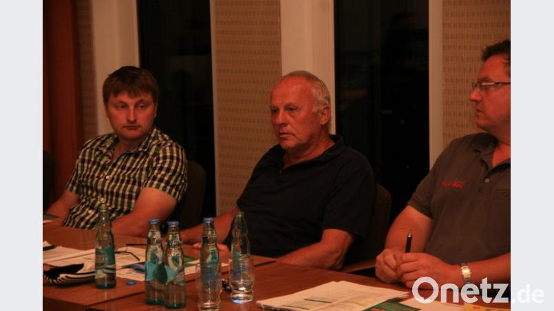 Der Mobile Dorfladen sei für die Schönhaider Bäckerei existenzbedrohend, warnte FW-Marktrat Franz Dürrschmidt (Bildmitte). Bild: wro