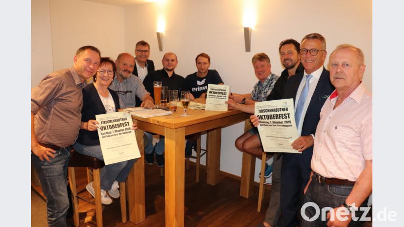 Sie Bereiten das Oktoberfest 2018 vor: (von links) Mirko Streich (Förderverein), Lisa Wettinger (Förderverein), Karl Schwägerl (Stadt Tirschenreuth), Franz Häring (Förderverein), Dominik Lesiewicz (ATSV), Thorsten Ziegler (ATSV), Vinzenz Rahn (Vorsitzender Förderverein), Wolfgang Braun (Förderverein), Bürgermeister Franz Stahl und Hans Prucker (Förderverein) Bild: Förderverein Fischhofpark