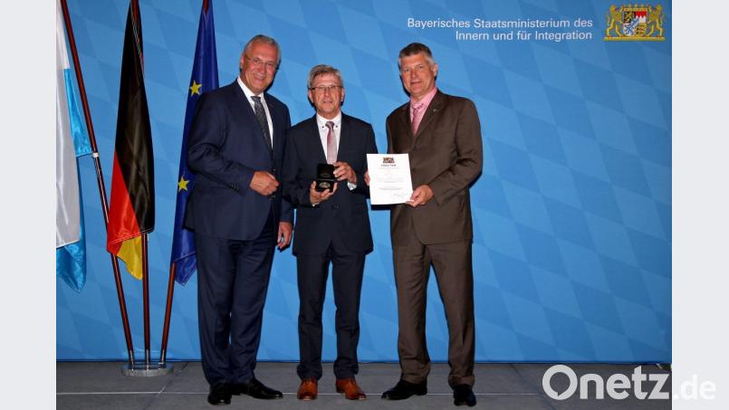 Innenminister Joachim Herrmann zusammen mit Hans Grillmeier sowie Christian Weis (Vorsitzender Blaulicht München e.V.). Bild: Christoph Schiedensack/exb