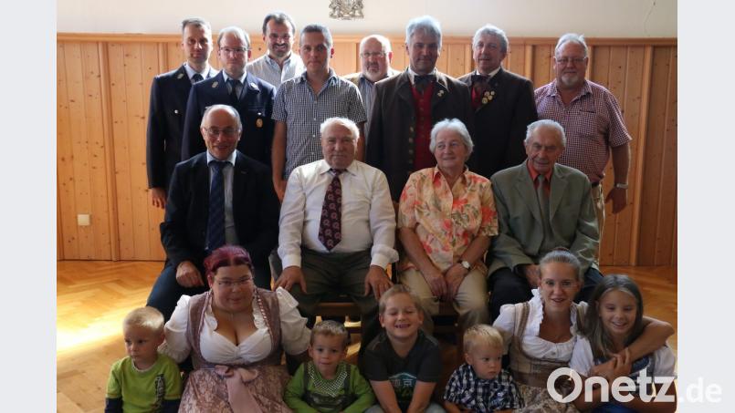 Groß ist die Schar der Gratulanten anlässlich des 80. Geburtstags von Georg König (sitzend, Zweiter von links). Neben Vertretern von Feuerwehr, Schützenverein und CSU gratulierte unter anderem auch Albert Nickl (sitzend, links), Speinsharter Bürgermeister und stellvertretender Landrat, für den Kapellenbauverein Münchsreuth. Bild: flk