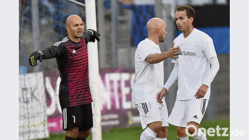 Unordnung vor dem Weidener Tor: Keeper Matthias Müller gibt Thomas Wildenauer (Mitte) und Martin Kovac (rechts) Anweisungen. Bild: A. Schwarzmeier