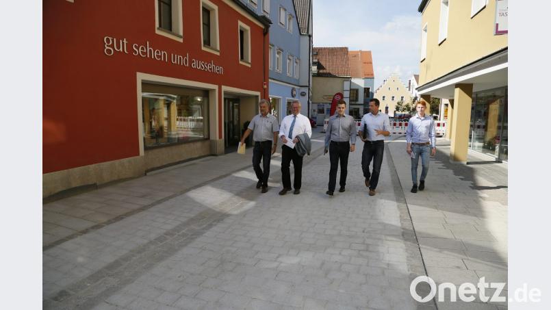 Tiefbauamtschef Roland Stehr, Oberbürgermeister Andreas Feller, Ordnungsamtsleiter Stefan Schaumberger, City-Manager Roland Kittel und Rathaus-Azubi Thomas Krammer (von links) nahmen das fertige Stück Friedrich-Ebert-Straße in Augenschein und stellten den weiteren Bauablauf vor. Bild: Hösamer