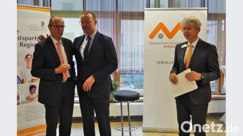 Personalmindestgrößen in der Pflege sind eine große Sorge für Klinikvorstand Josef Götz (Erster von links) Bundesgesundheitsminister Span (Zweiter von link) zeigte Verständnis. Moderator der Dikussion war OTH-Dekan Professor Clemens Bulitta Bild: Bühner