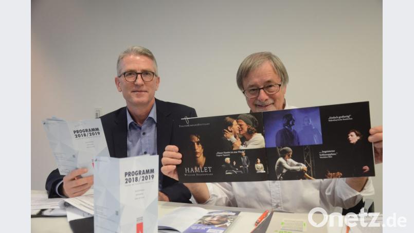 Johannes Häring (links) von der Max.Reger-Halle freut sich mit Veit Wagner, Vorsitzender der Kulturbühne in Weiden, auf die neue Spielzeit. Mit dem neuen Programm sollen Theaterfreunde, aber auch Schüler aus der Region angesprochen werden. Bild: Helmut Kunz