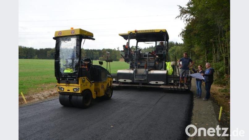 Bauleiter Dietmar Hammerl vom Bauingenieurbüro Bammler, Anna-Lena Grötsch und der Vorabeiter der bauausführenden Firma Scharnagl aus Weiden, Dominik Peter (von rechts) besprechen die weiteren Bauarbeiten. Bild: dob