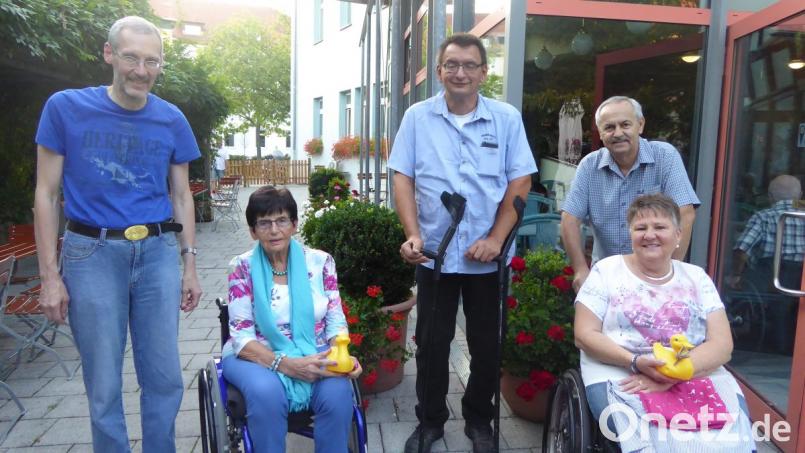 Vorsitzende Ellen Galle (Zweite von links) freut sich über die Spende für die Selbsthilfegruppe von Organisator Stefan Ehbauer (Dritter von links) mit Mitgliedern des MS-Abendtreffs. Bild: mof