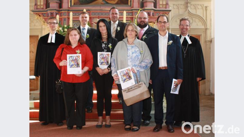 Bei der Jubelkonfirmation stellen sich (von links) Pfarrer Michael Kelinske, Beate Gotthard, Christian Heß, Anita Götz, Marcus Fritsch, Silvia Seel, Stefan Radies, Torsten Hopf und Pfarrer Jürgen Körnlein zum Erinnerungsbild. Bild: lk