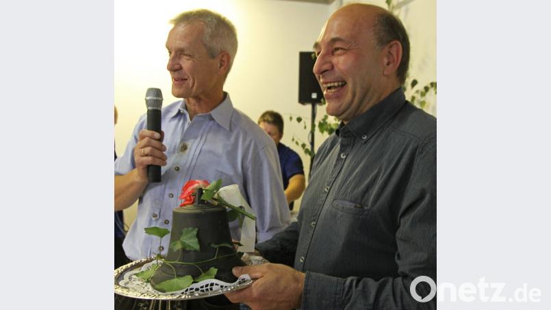 Ein Geschenk des Nachbarortes Hildweinsreuth, eine Glocke, brachte Josef Völkl (links) für die St. Ötzener mit. Peter Schwanitz freut sich über das Präsent. Bild: nm