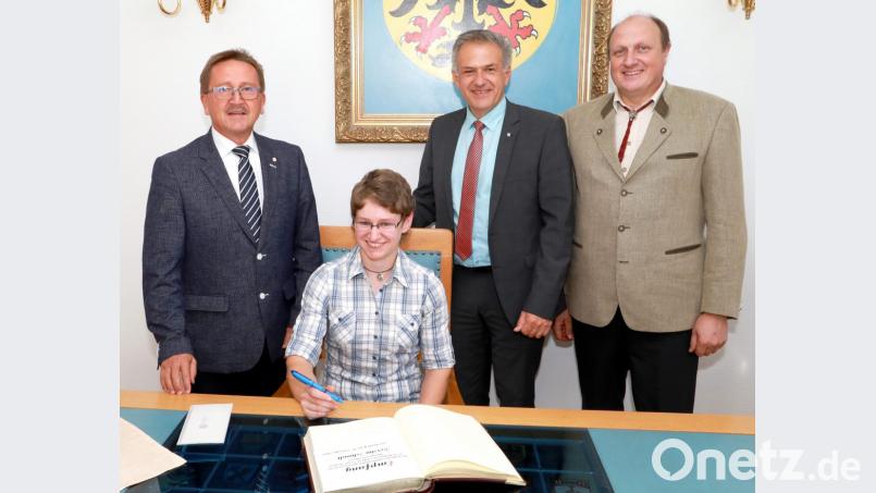 Die dreifache Weltmeisterin Kerstin Schmidt trug sich im Rathaus in Anwesenheit von Bürgermeister Hans Donko, dem stellvertretenden Landrat Roland Grillmeier und Schützenvereinsvorsitzenden Bernhard Wenning in das Goldene Buch der Stadt Erbendorf ein. Bild: njn