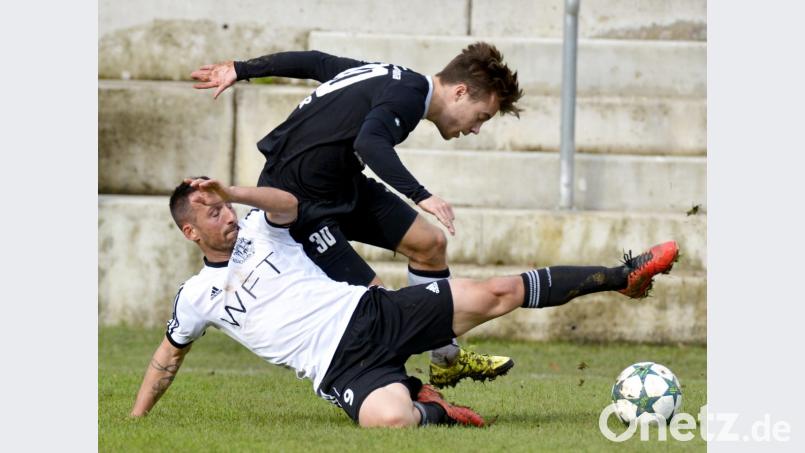 Immer fair in der Abwehr: Oliver Gorgiev (links) von der DJK Gebenbach musste in seiner gesamten Karriere nur ein einziges Mal frühzeitig zum Duschen. Das krasse Gegenteil ist der 31-jährige Johannes Bechmann, Neuverpflichtung des FC Sand. Bechmann flog bereits 22 Mal vom Platz. Bild: Hubert Ziegler