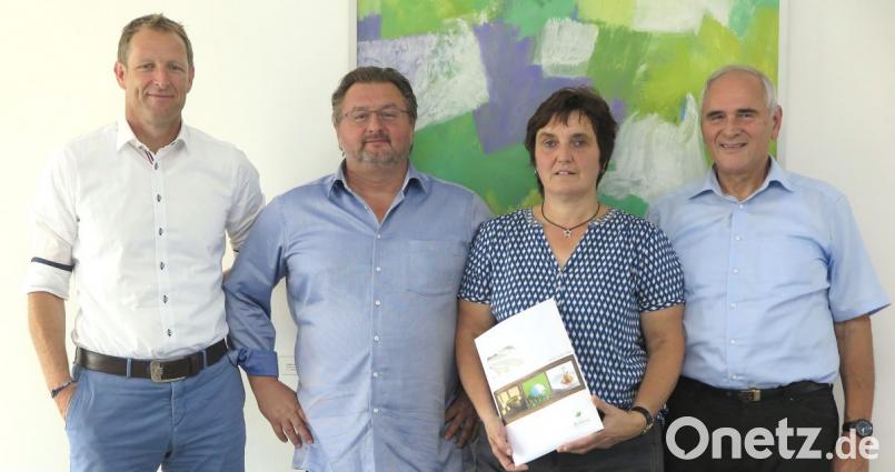 Vorsitzender Alois Hagl (rechts), Geschäftsführer Christian Meyer und Hotelier Hubert Obendorfer (von links) überreichten Agnes Ziegler (Zweite von rechts) den ersten Preis des Gewinnspiels &quot;aufgePASSt&quot; . Bild: Hirsch