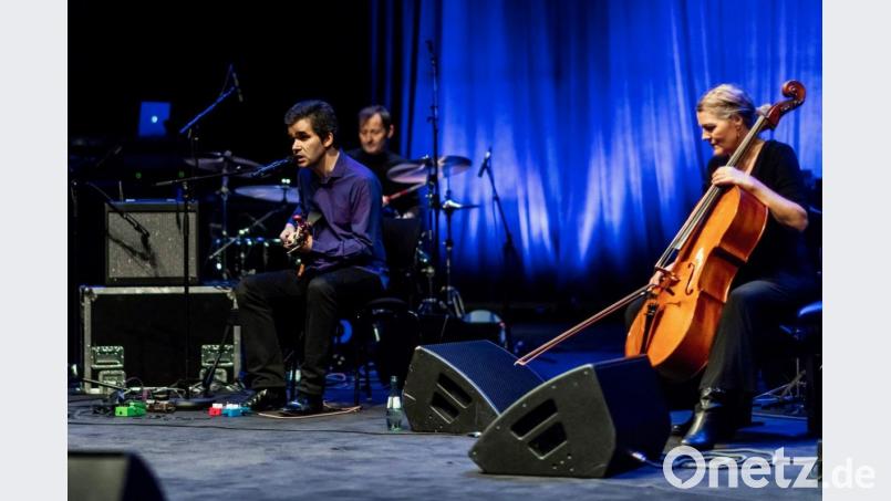 Robert Coyne (links) – zusammen mit Schlagzeuger Werner Steinhauser und Cellistinj Aglaja Camphausen – beim Jaki-Liebezeit-Tribute in der Kölner Philharmonie im Januar 2018. Bild: Meyer Originals