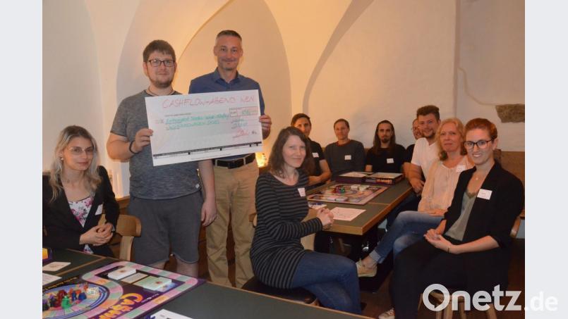 Matthias Östreicher (Dritter von links) hat es bereits geschafft, was die anderen Spieler noch anstreben: finanzielle Freiheit. Der Erlös der Cashflow-Abende wird regelmäßig gespendet, wie auch am Mittwoch. Bild: Kunz